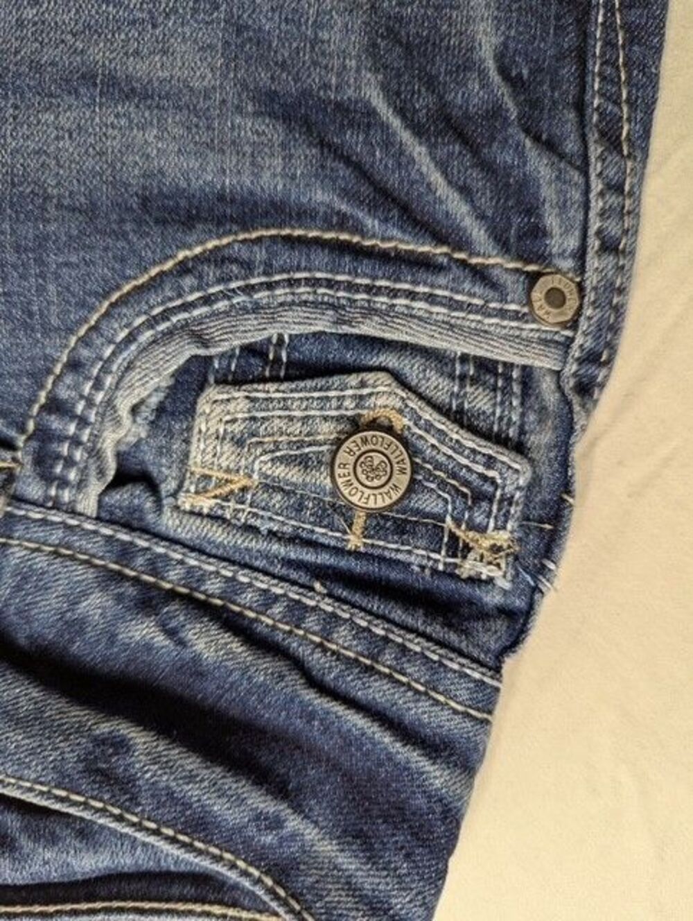 WallFlower Juniors Size 3 Denim Shorts Y2K Embroidered Pockets Stretch Cuffed - Picture 6 of 7